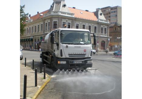 SĂ FIE APĂ! Ca să "omoare" câteva din gradele care încing asfaltul, autocisternele RER udă, în zilele caniculare, 56 de străzi din Oradea